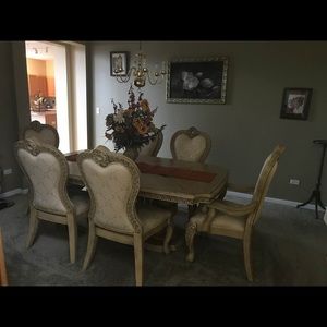 Dining room table and 6 chairs !! 650.00